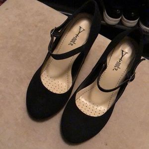 Y Not gently used Mary Jane style heels